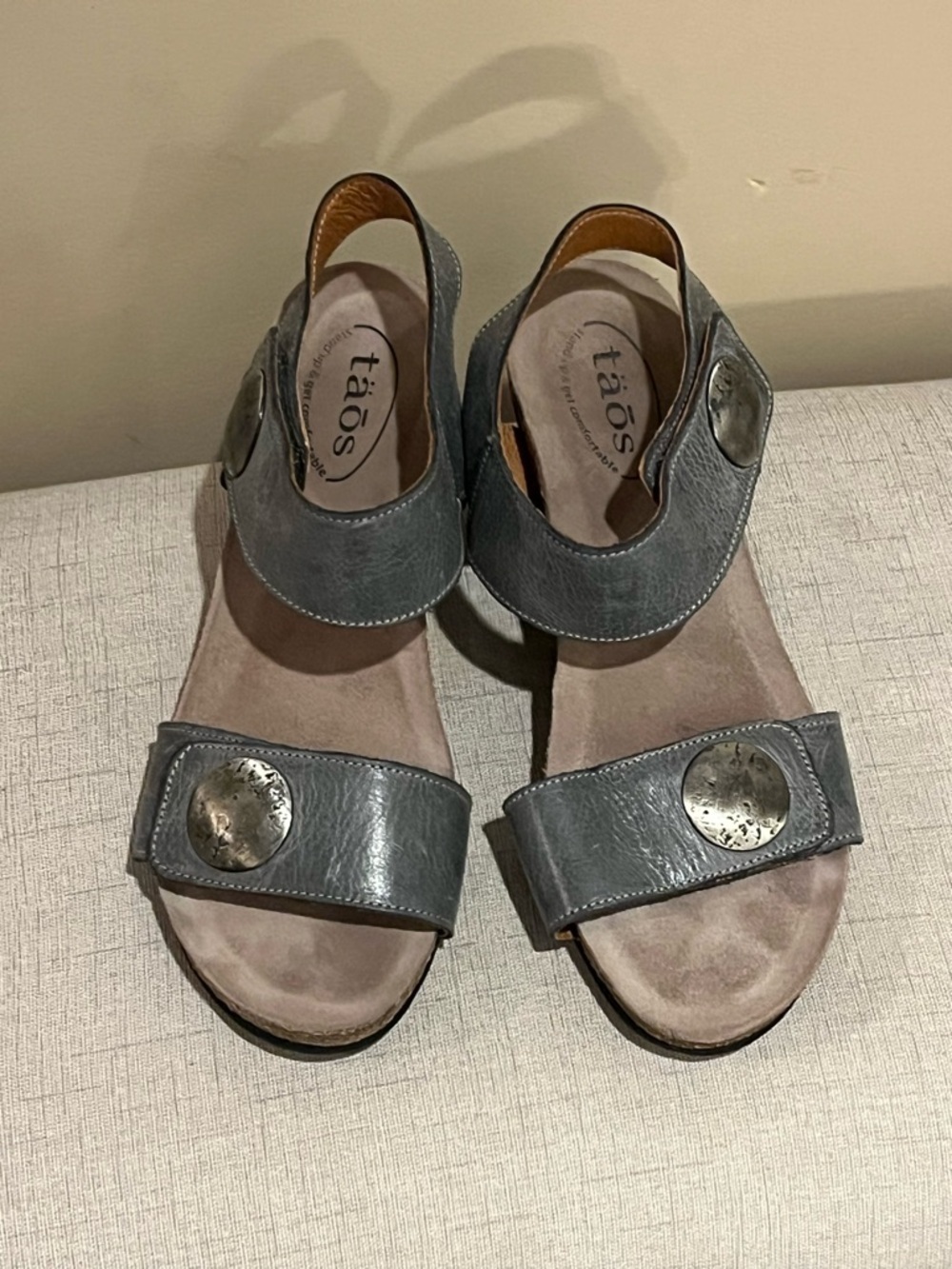Taos Carousel Gray Leather Slingback Wedges Brushed Silver Medallions, sz 8-8.5
